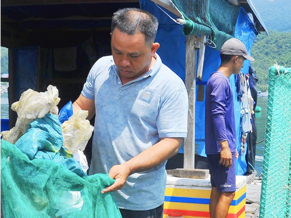 Chuyện tử tế: Chủ bè tôm thu gom rác bảo vệ môi trường